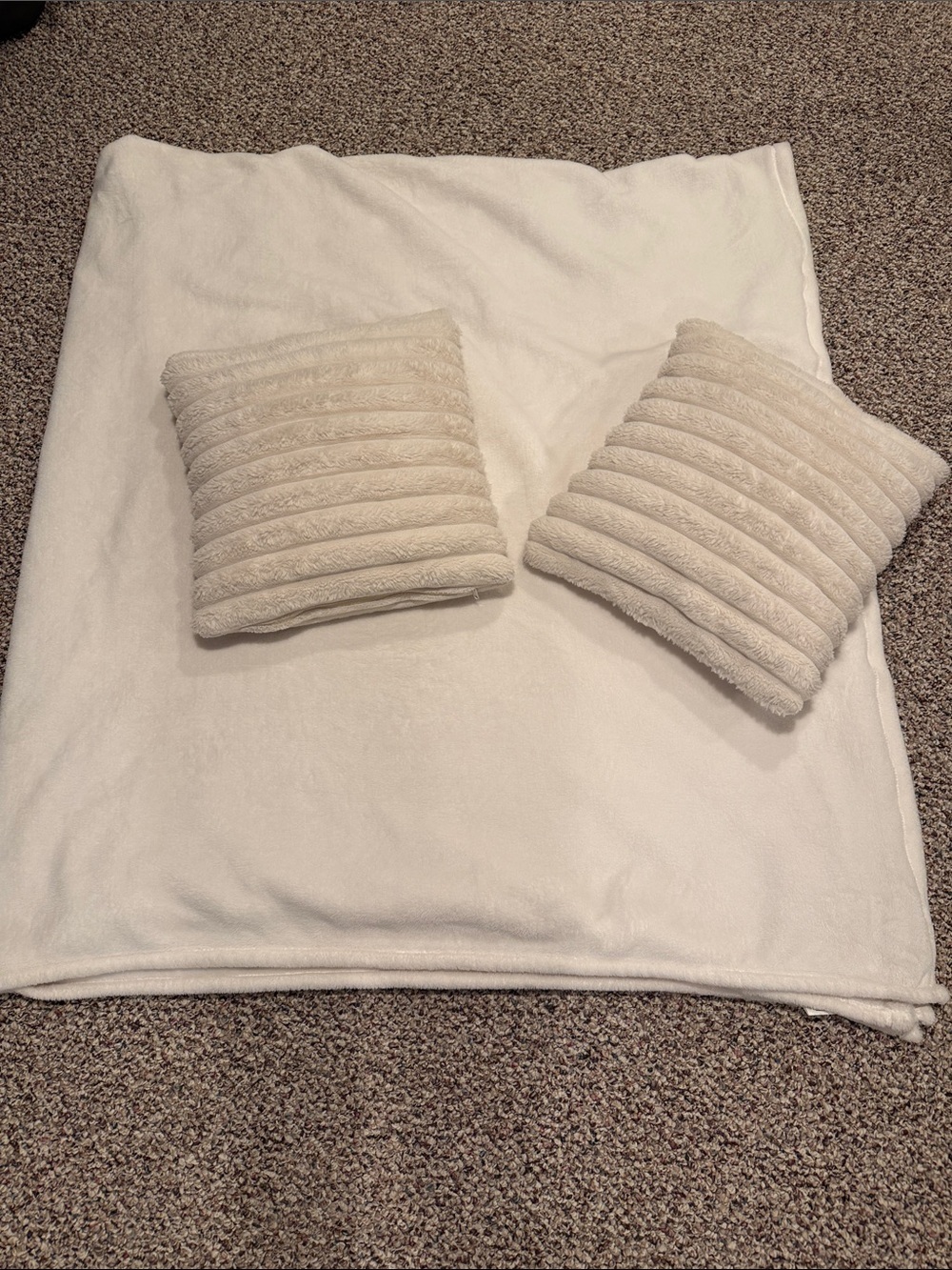 Luxury Cream FULL/QUEEN Blanket with Matching Ribbed Accent Pillows